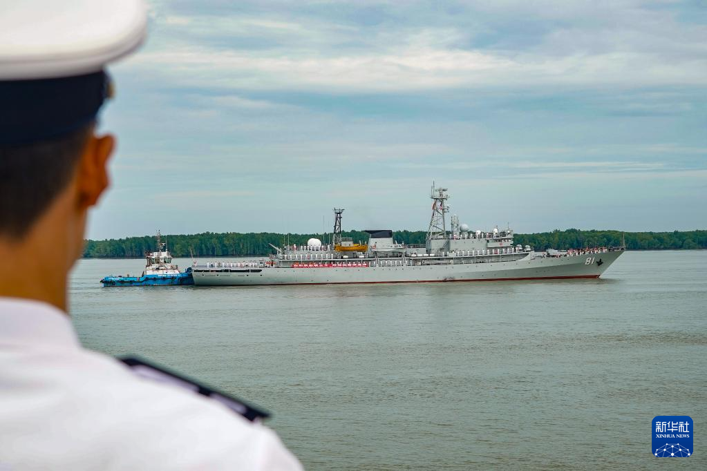 11月29日，中国海军989编队抵达马来西亚巴生港。新华社发（于涛摄）