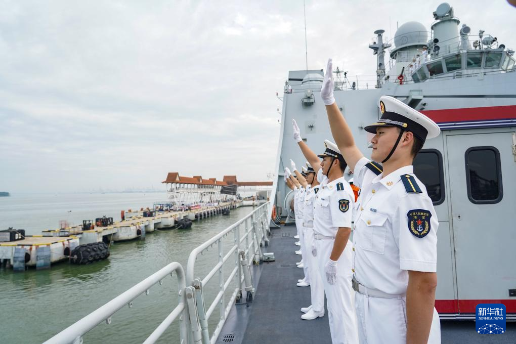 11月29日，在马来西亚巴生港，学员在甲板分区列队，向欢迎人群挥手致意。新华社发（于涛摄）