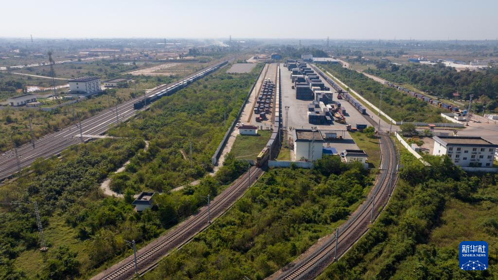 11月29日,发往中国郑州的木薯淀粉班列从老挝首都万象中老铁路万象南站启程(无人机照片)。新华社发(凯乔摄)