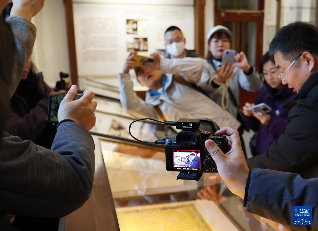 11月28日,在辽宁大连旅顺博物馆,媒体工作者拍摄展出的“明谕琉球国王敕”(仿制品)。新华社记者 李钢 摄