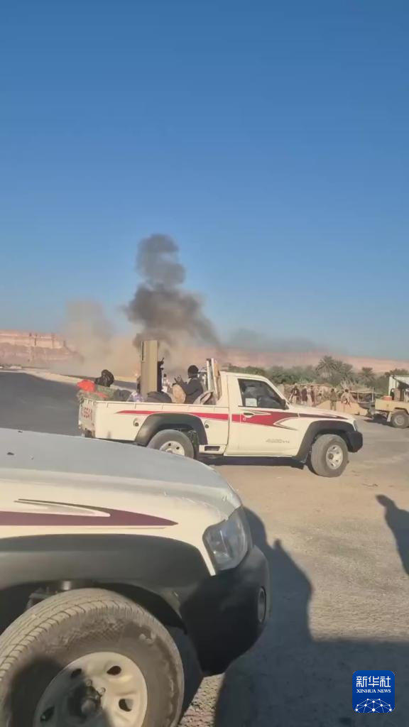 这张南方过渡委员会提供的视频截图显示，12月26日，在也门哈德拉毛省，南方过渡委员会的武装人员在空袭现场附近。新华社发