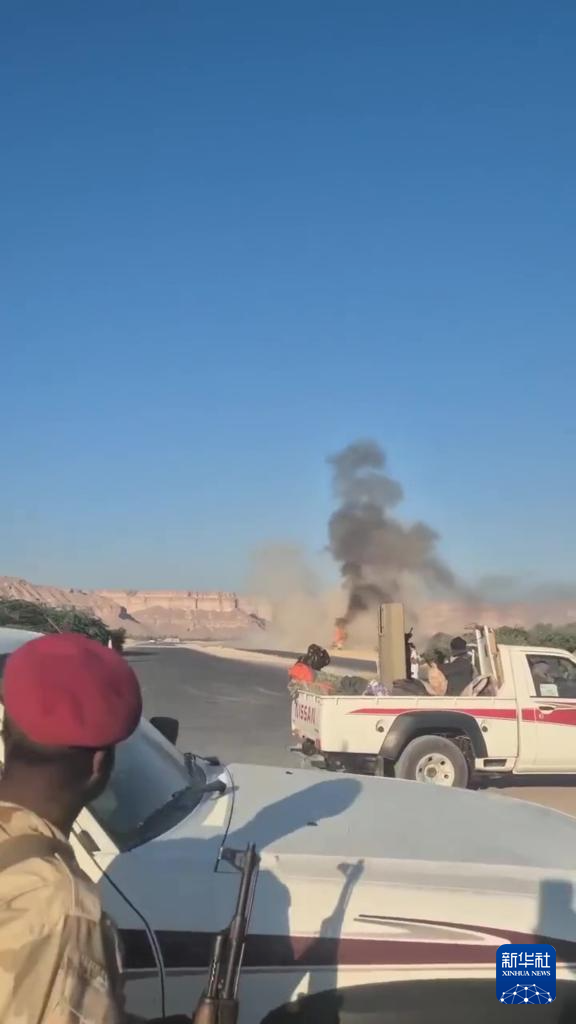 这张南方过渡委员会提供的视频截图显示，12月26日，在也门哈德拉毛省，南方过渡委员会的武装人员在空袭现场附近。新华社发