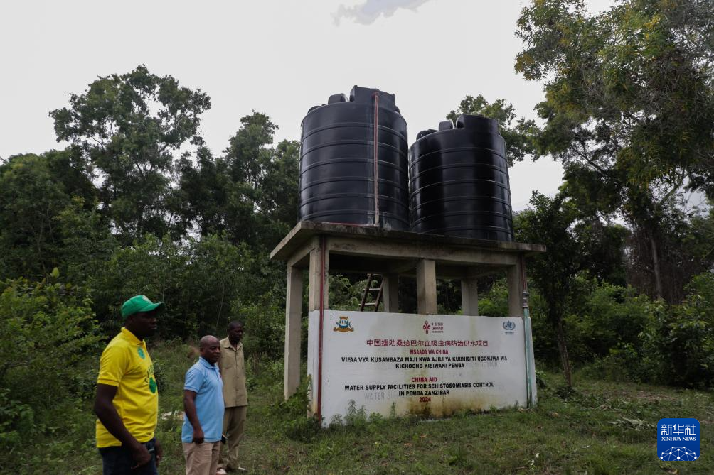 这是1月1日在坦桑尼亚桑给巴尔的奔巴岛拍摄的一处由中国援助坦桑尼亚“桑给巴尔血吸虫病防治技术项目”专家组援助建设的供水设施。它能够为当地社区提供安全用水。新华社发（赫尔曼·埃马纽埃尔摄）