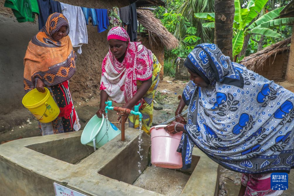 1月1日，在坦桑尼亚桑给巴尔的奔巴岛，村民在集中取水点接水。新华社发（赫尔曼·埃马纽埃尔摄）