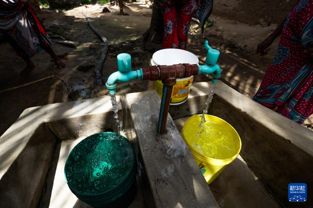 1月1日，在坦桑尼亚桑给巴尔的奔巴岛，清洁用水从取水点水龙头持续流出。新华社发（赫尔曼·埃马纽埃尔摄）