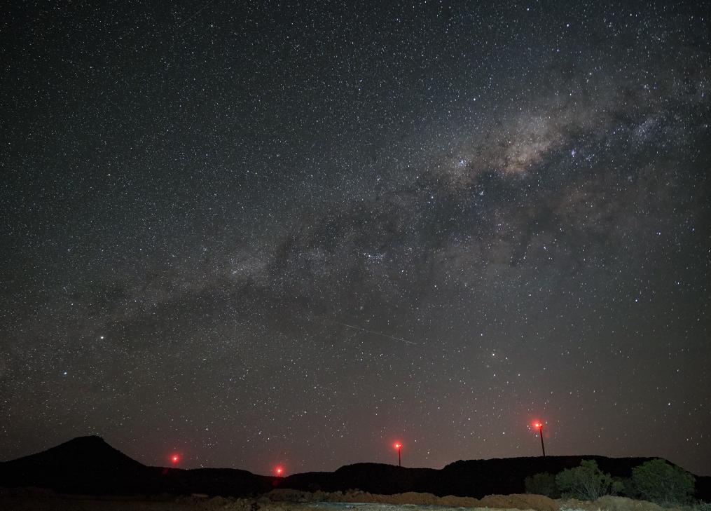2025年10月22日,在南非北开普省德阿镇,德阿风电项目的风机在星空下运转。新华社记者韩旭摄