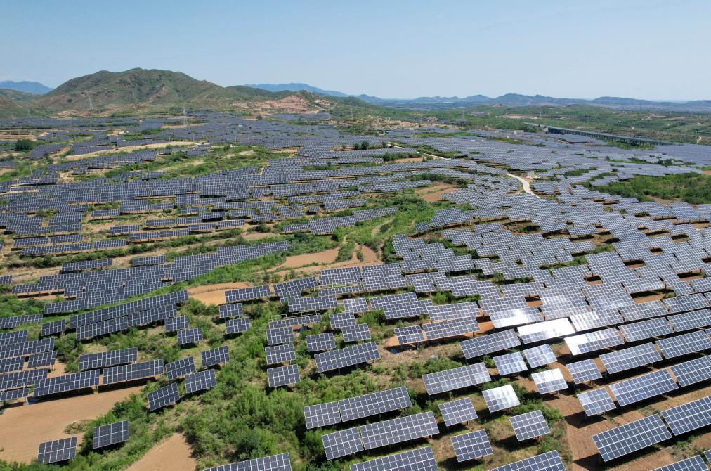 2025年6月16日拍摄的河北省赞皇县许亭镇北潘村附近的“农光互补”光伏发电场(无人机照片)。新华社记者杨世尧摄