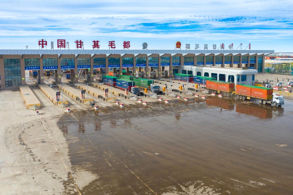 内蒙古甘其毛都口岸正在通关。新华社记者 李云平 摄