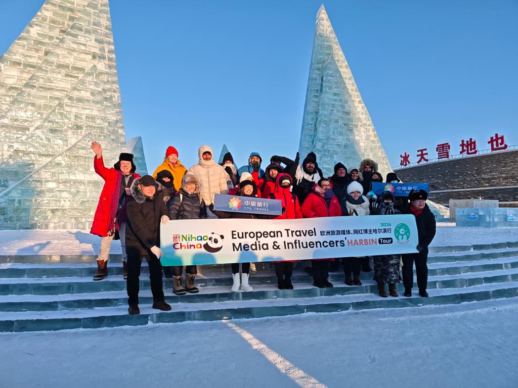 1月13日，欧洲博主在哈尔滨冰雪大世界合影。新华社记者 张一帆 摄