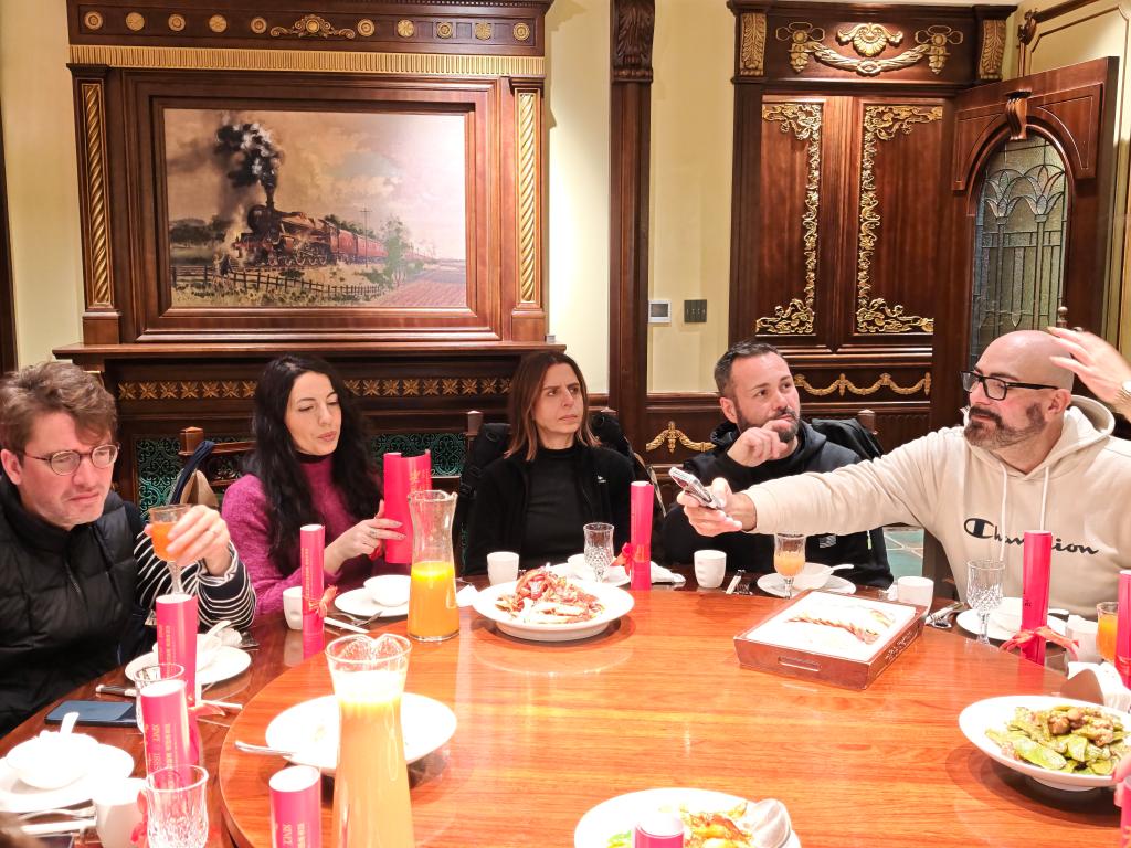 1月13日，欧洲博主在哈尔滨品尝东北特色美食。新华社记者 张一帆 摄