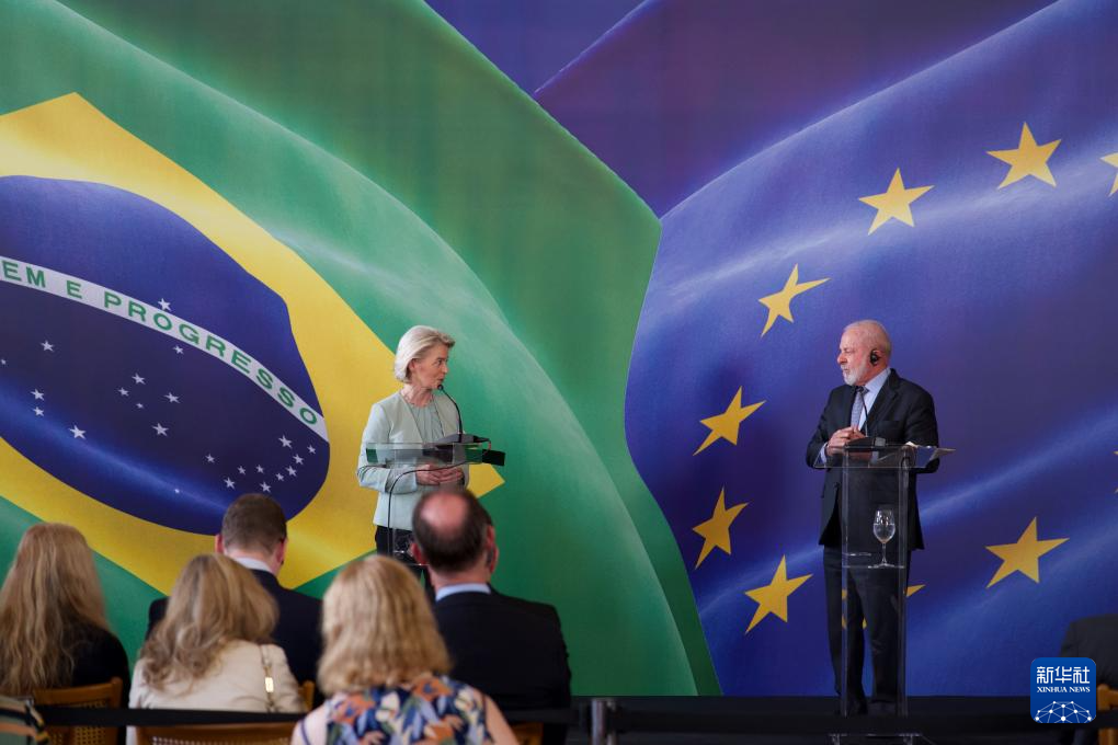 1月16日，巴西总统卢拉（右）在里约热内卢会晤欧盟委员会主席冯德莱恩。新华社记者 周永穗 摄