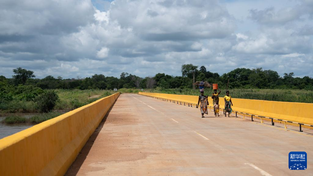 这是1月31日在莫桑比克尼亚萨省尼佩佩区拍摄的由中资企业济南域潇集团建设的卢里奥跨河大桥。新华社记者 刘杰 摄