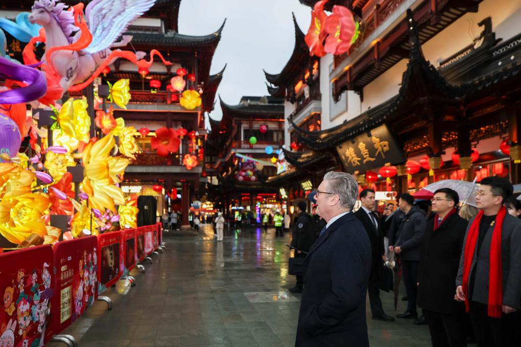 1月30日,英国首相斯塔默参观上海豫园。新华社记者王翔摄