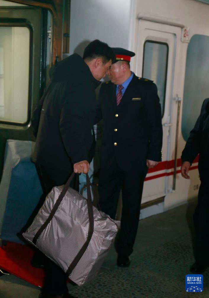 3月12日，一趟从中国丹东开往朝鲜平壤的国际旅客列车抵达平壤站后，乘客走出车厢。新华社记者 王超 摄