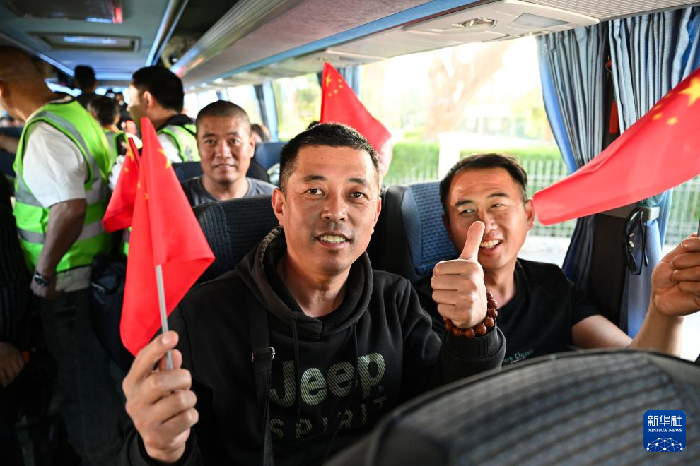 3月12日，在埃及南西奈省塔巴口岸，从以色列撤离的中国公民乘坐前往开罗的大巴。新华社记者 辛梦晨 摄