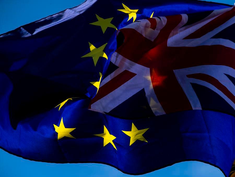 这是2019年10月19日在英国伦敦议会大厦外拍摄的欧盟旗帜与英国国旗。新华社记者 韩岩 摄