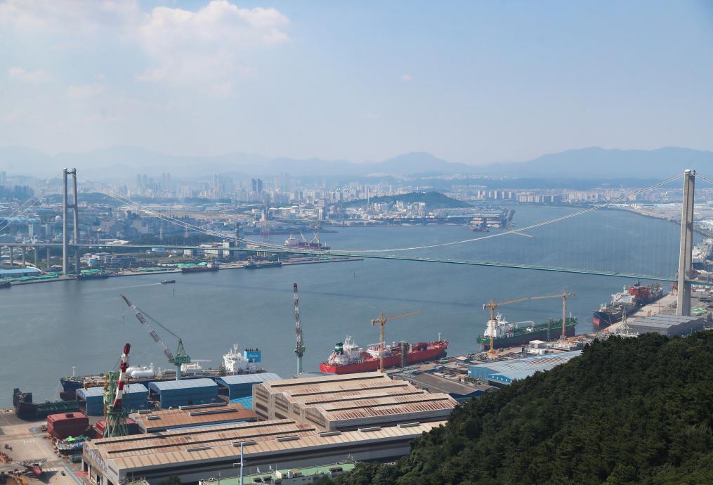 这是2025年8月23日拍摄的韩国蔚山广域市地标建筑蔚山大桥。新华社记者姚琪琳摄