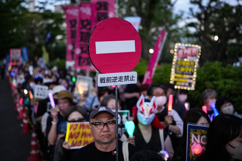 5月19日，在位于日本东京的国会议事堂前，民众手持标语参加抗议集会。针对日本高市早苗政府的修宪企图以及一系列扩军备武动向，日本民众19日傍晚在位于东京的国会议事堂前举行集会，抗议高市政府破坏和平宪法。新华社记者 贾浩成 摄