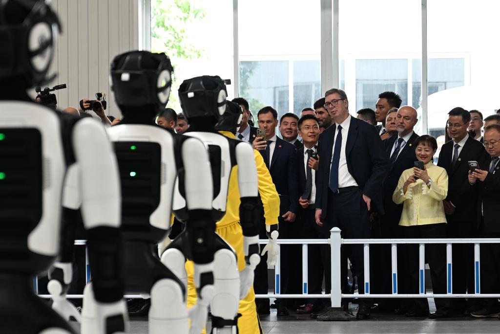 5月27日，正在对中国进行国事访问的塞尔维亚总统武契奇到访浙江嘉兴的敏实集团未来工厂，深入了解人形机器人等创新领域的发展。新华社记者 刘铭翔 摄