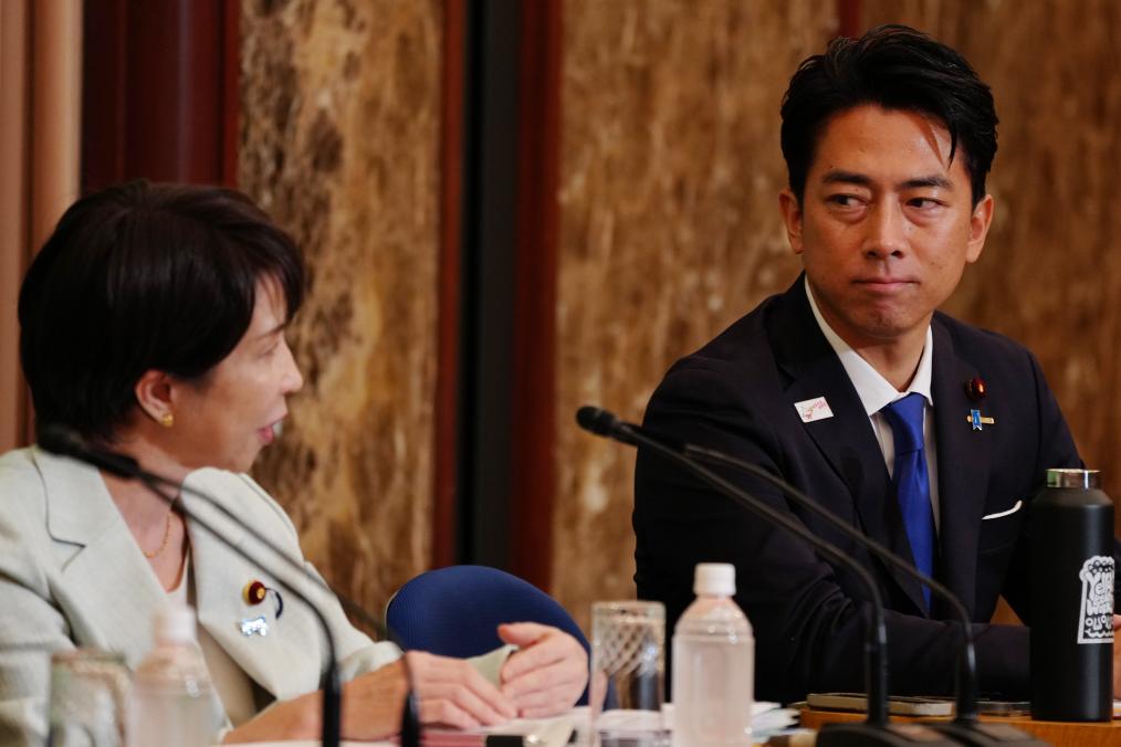 2025年9月24日,高市早苗(左)和小泉进次郎共同参加自民党总裁选举候选人辩论会。新华社记者贾浩成摄