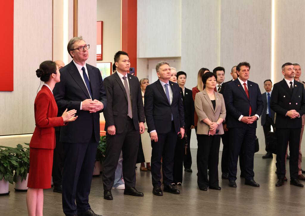 5月28日上午，塞尔维亚总统武契奇在上海参观中共一大纪念馆。 新华社记者 方喆 摄