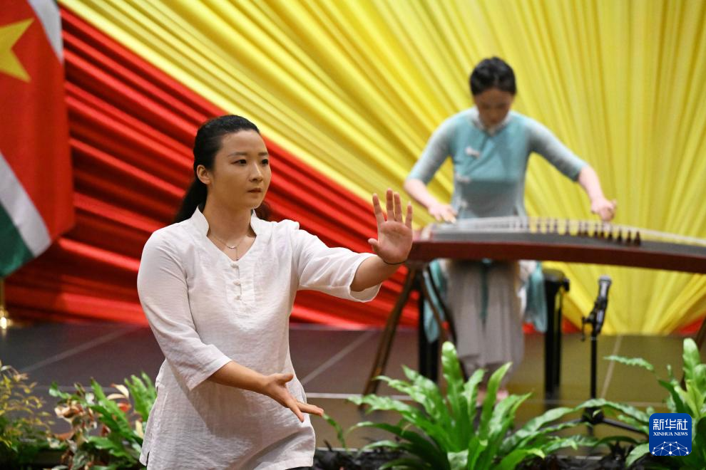 5月28日，在苏里南首都帕拉马里博，演员在中国与苏里南建交50周年招待会上表演古筝与太极。新华社记者 金皓原 摄