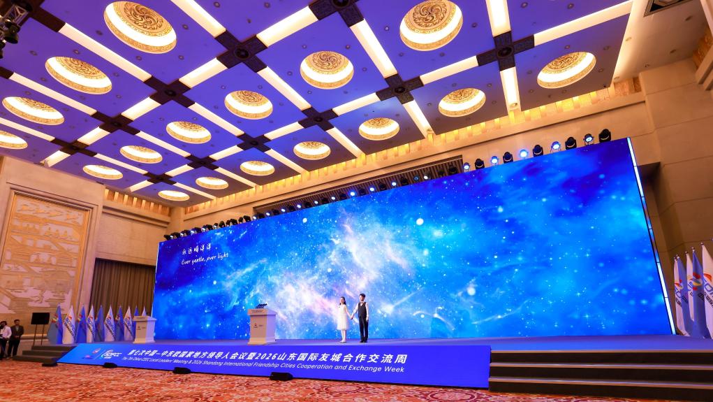 10岁女孩妮卡（左）在第七次中国—中东欧国家地方领导人会议开幕式上演唱（2026年5月摄）。新华社发